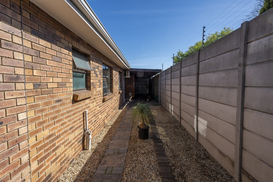 5 Bedroom Property for Sale in De Oude Spruit Western Cape